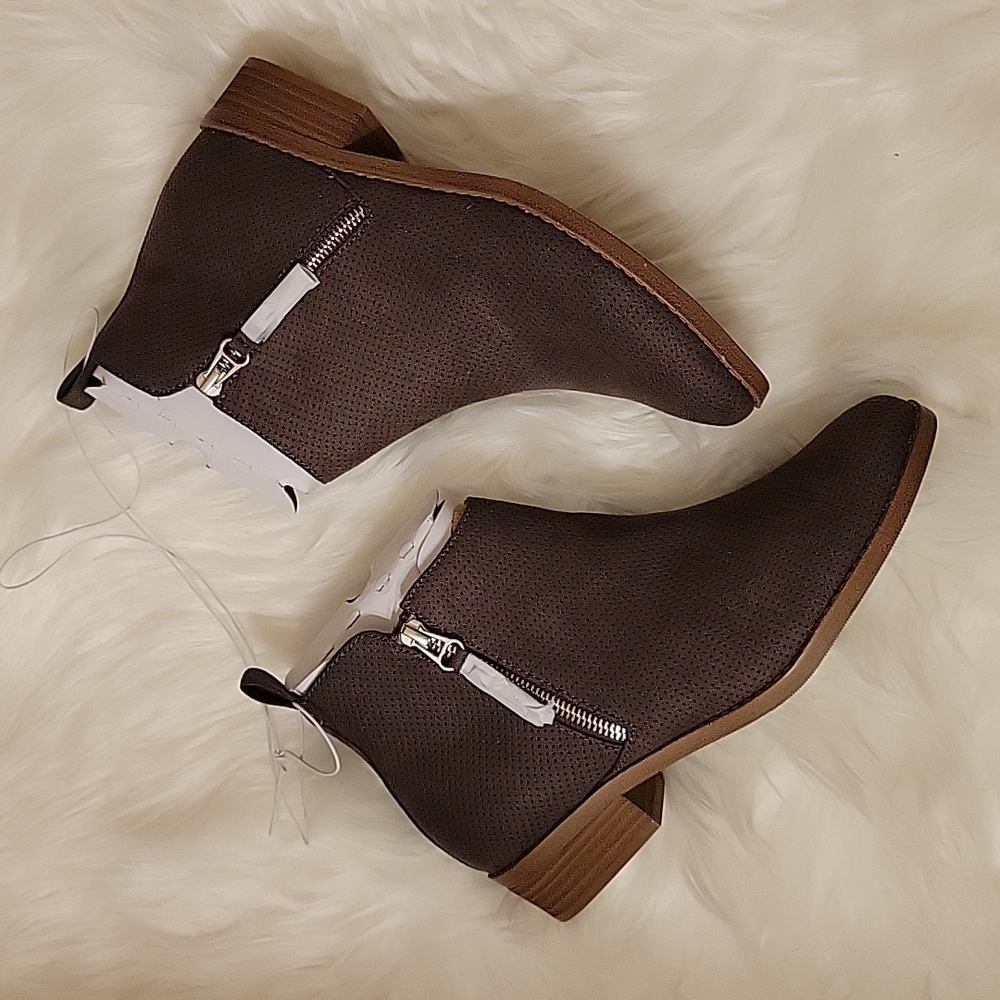 Universal Thread Marlis Boots gray low heel faux suede stacked heel 8 WIDE NEW…